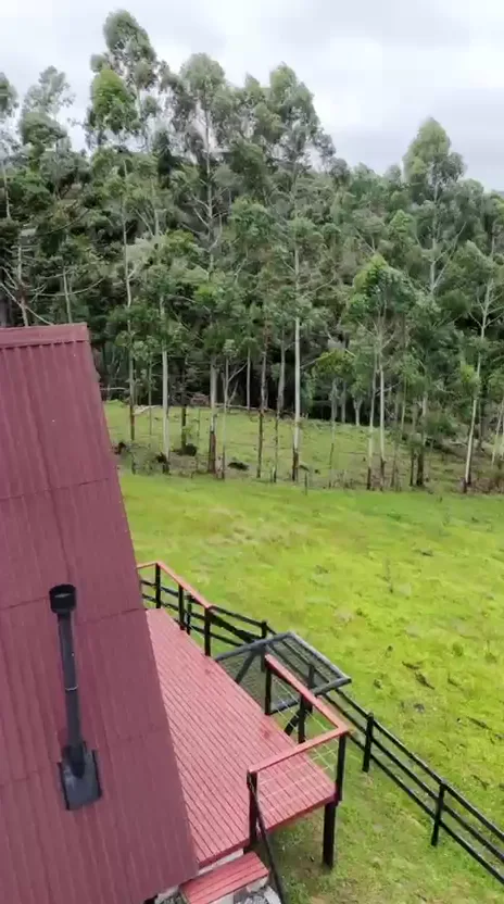 Caminho de acesso ao chalé em meio ao gramado