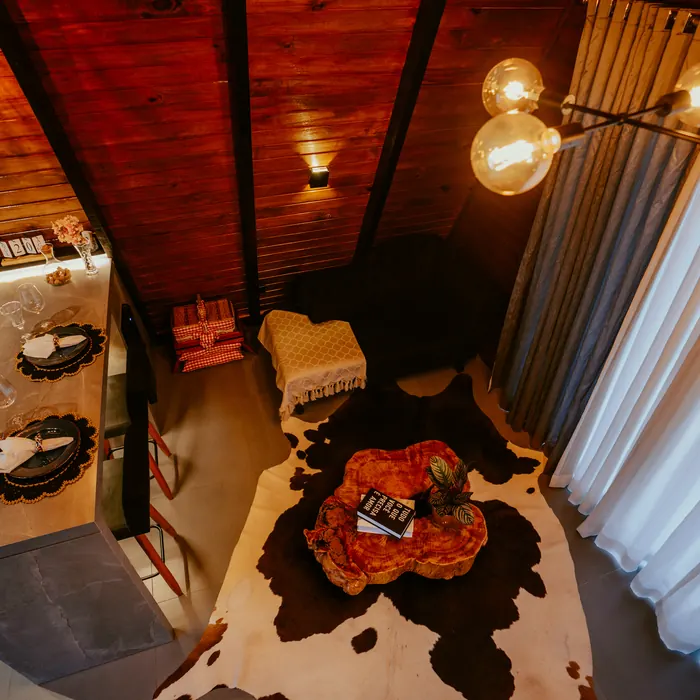 Post do Instagram: interior do chalé visto de cima