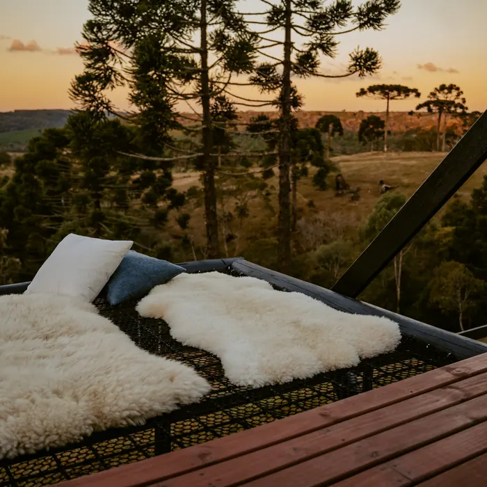 Post do Instagram: rede no deck com vista do vale