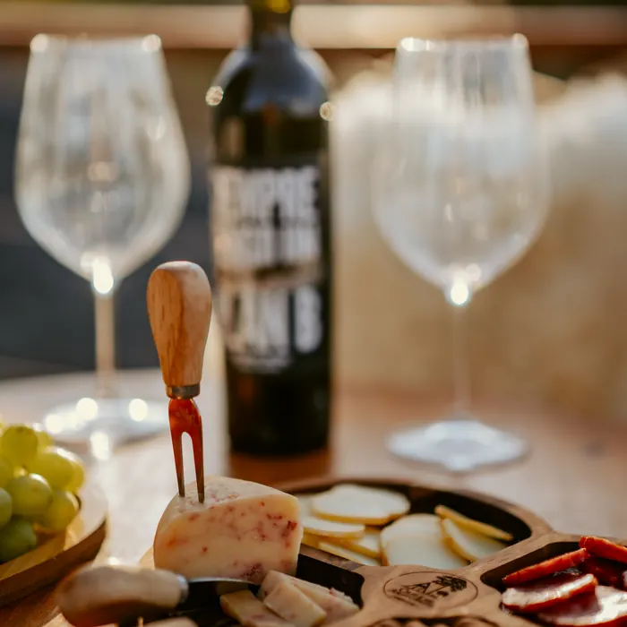Post do Instagram: tábua de frios e vinho ao pôr do sol